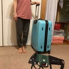 超特大スーツケース。中小トートバック及びショルダーバッグ4点セットの画像