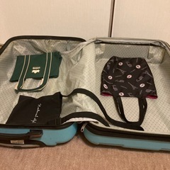 超特大スーツケース。中小トートバック及びショルダーバッグ4点セットの画像