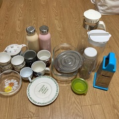 水筒　食器　麦茶ボトル　グラタン皿等の画像