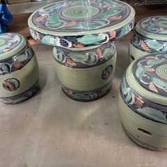 陶器のテーブルと椅子
の画像