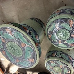 陶器のテーブルと椅子
の画像