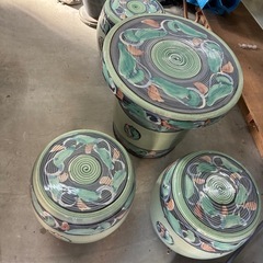 陶器のテーブルと椅子
の画像