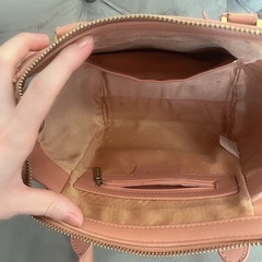 チャールスアンドキース　レザーショルダーバッグ　ピンク　小さめ　レディースの画像