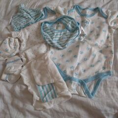 ベビー肌着セット　二組　帽子　汗取りパット　靴下他　アンナニコラボディスーツの画像