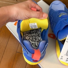 Reebok Pump スニーカー ブルー/イエローの画像