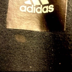 adidas スウェットパーカー 黒色 生地は少し厚手の画像