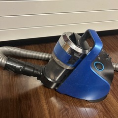 TOSHIBAのブルーのサイクロン式キャニスター掃除機の画像