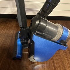 TOSHIBAのブルーのサイクロン式キャニスター掃除機の画像