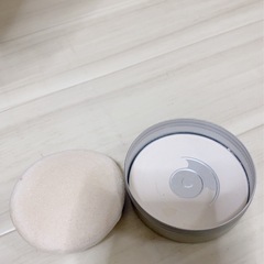 【まとめ買い歓迎】クラブ すっぴんホワイトニングパウダー ファンデーション &ltイノセントフローラルの香り&gt 26グラムの画像
