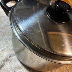 食器と大鍋の画像