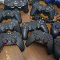 ファミリーコンピューター、ファミコン用コントローラーまとめて　SONY PS2他　動作未確認　ジャンクにての画像