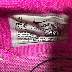 NIKEのロゴ入りスニーカー(レディース)の画像