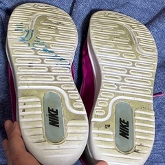 NIKEのロゴ入りスニーカー(レディース)の画像