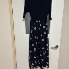 レディース　ネイビー花柄ワンピースの画像