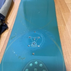 Burton の板とバッグの画像