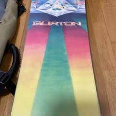 Burton の板とバッグの画像