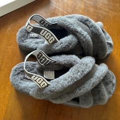 UGGファーサンダル  。サイズ    US 7(24㎝)  。の画像