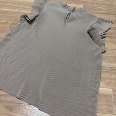 ZARA トップス　ベージュの画像
