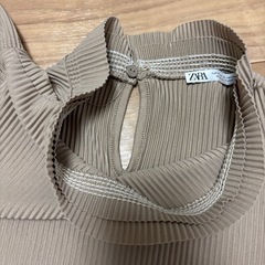 ZARA トップス　ベージュの画像