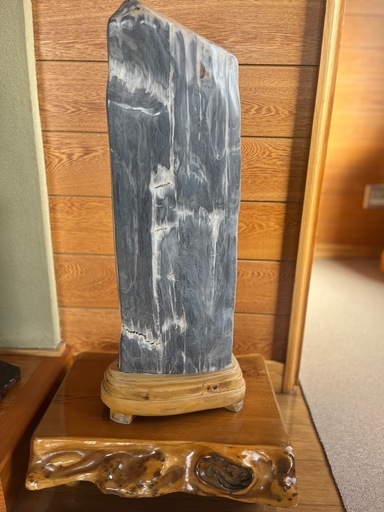 天然観賞石　木目石（もくめいし）風　置石　台座付き