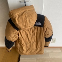 THE NORTH FACE フード付きのダウンジャケットの画像