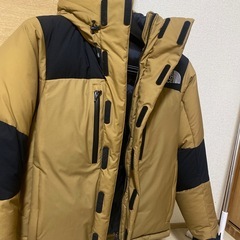 THE NORTH FACE フード付きのダウンジャケットの画像
