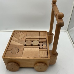 木製の押し車付き積み木セットの画像