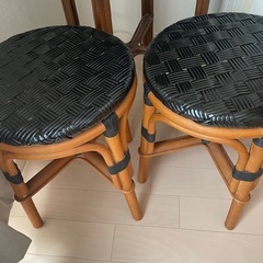 アジアンテーブル&椅子二脚の画像