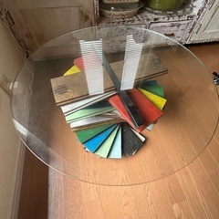 インダストリアル　スピンドル型ガラステーブルの画像