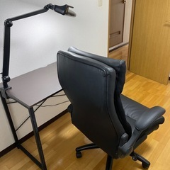 リモートワーク用、机、椅子、照明の画像