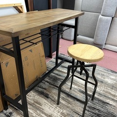 粋な男性にぴったりなカウンターとチェアのセットの画像