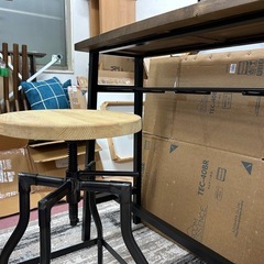 粋な男性にぴったりなカウンターとチェアのセットの画像