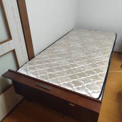 シングルベットとマットレスの画像