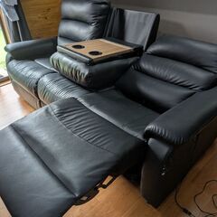 ニトリ 傷･汚れに強い合成皮革 3人掛け 電動合皮テーブル付きリクライニングソファ（Nビリーバ 抗ウイルスNシールド）の画像