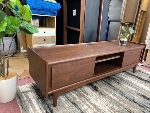 無垢材をふんだんに使用した重厚なローボード