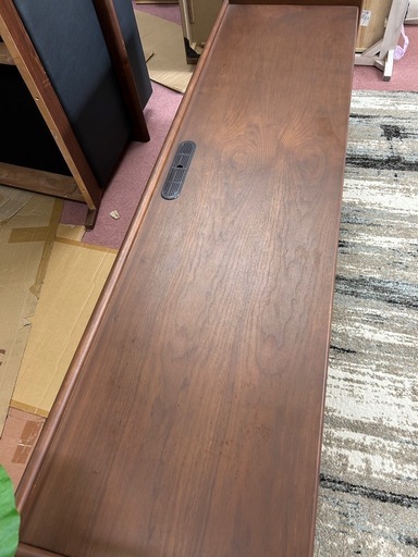 無垢材をふんだんに使用した重厚なローボード