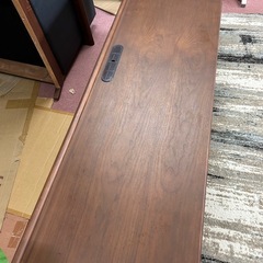 無垢材をふんだんに使用した重厚なローボードの画像