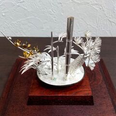 純銀製/ 盆栽/ 松竹梅招福/ 天皇陛下喜寿奉祝記念/ 招福置物/ ガラスケース入り/ 工芸品/ 置物/ インテリア/ 金属工芸/ 縁起物 C1EW1102の画像