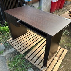 ニトリ PCデスク ブラウン 引き出し スライド式キーボード台 パソコン机の画像