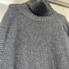 グレーハイネックセーターの画像