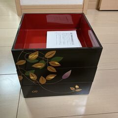 漆塗りのお節料理の重箱の画像