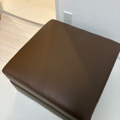 ソファーの足置きの画像
