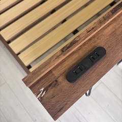 クイーンサイズ　ベッドフレームの画像