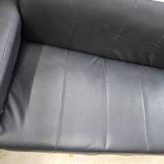 リサイクルショップどりーむ荒田店　No4847　２人掛けソファ　レザー　ブラック　コンパクトサイズだから１人暮らしのお部屋にも置けます！の画像