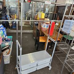 リサイクルショップどりーむ荒田店　No4842　ハンガーラック　引出し収納付き　ポール縦横伸縮OK　※パーツ１か所欠品(´;ω;｀)の画像