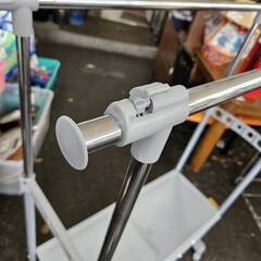 リサイクルショップどりーむ荒田店　No4842　ハンガーラック　引出し収納付き　ポール縦横伸縮OK　※パーツ１か所欠品(´;ω;｀)の画像