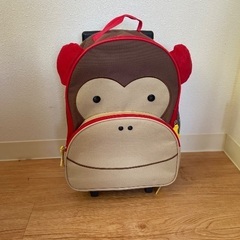 IKEAの画板と子供の旅行キャリアーの画像
