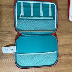 IKEAの画板と子供の旅行キャリアーの画像