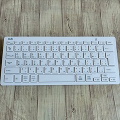 【美品】超薄型×軽量　 Bluetooth キーボード　 ホワイト　白　 ブルートゥース接続　 EWIN EW-B009 の画像