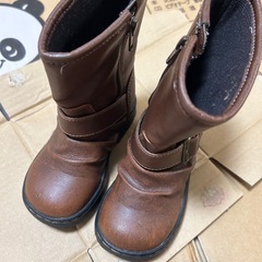 ブラウンキッズブーツ 調整可能ストラップ付きの画像